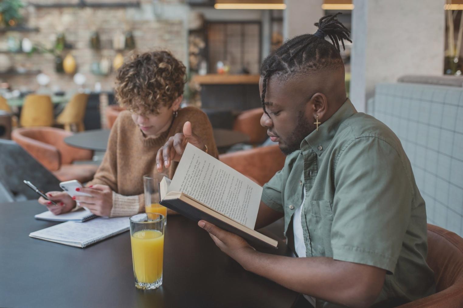 Tableau de bord de catégorisation des dépenses affichant des graphiques et analyses financières