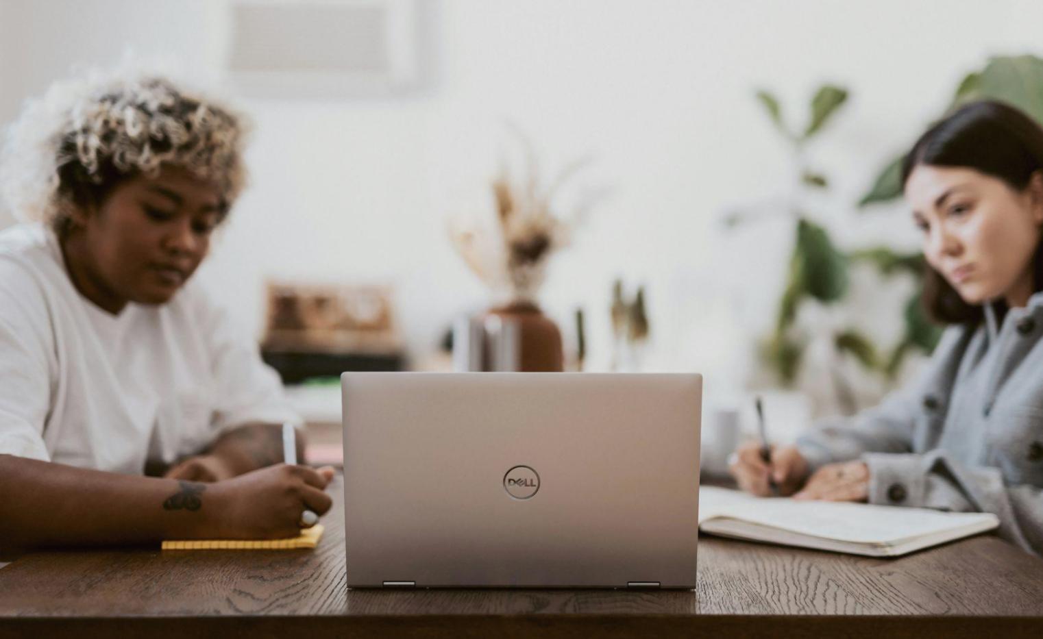 Équipe vynorilenta travaillant sur l'analyse des dépenses